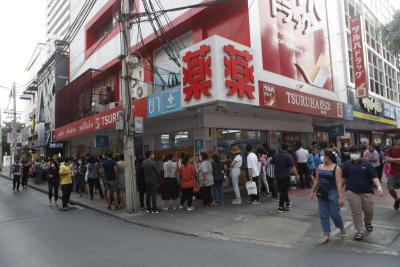 บรรยากาศการต่อคิวเพื่อซื้อหน้ากากอนามัยหน้าร้าน ซูรูฮะ