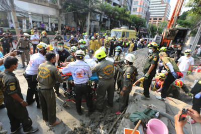 เกิดเหตุดินโคลนถล่มทับคนงานในบ่อ เอกมัยซอย 2