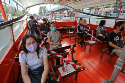 กทม.และกรมเจ้าท่ากำหนดแนวทางมาตรการจัดระเบียบผู้โดยสารทางเรือ โดยยึดหลักการเว้นระยะห่างระหว่างบุคคล กำหนดจำนวนผู้โดยสารในแต่ละเที่ยว และมีการตรวจวัดไข้ และกดเจลแอลกอฮอล์ล้างมือก่อนขึ้นเรือ ที่ท่าเรือวัดศรีบุญเรือง  รวมถึงมีการแจกหน้ากากผ้าจาก มูลนิธิ ม.ร.ว. เสนีย์ ปราโมทย์