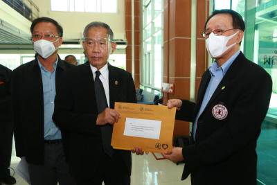 นายแพทย์แท้จริง ยื่นหนังสือให้ศาสตราจารย์พิเศษ วิชา มหาคุณ คดีนายวรยุทธ อยู่วิทยา