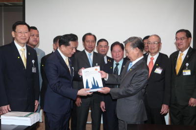 นายพีระพันธุ์ สาลีรัฐวิภาค ประธานคณะกรรมาธิการวิสามัญพิจารณาศึกษาปัญหาหลักเกณฑ์ และแนวทางการแก้ไขเพิ่มเติมรัฐธรรมนูญ พ.ศ. 2560