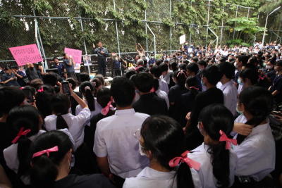 นักเรียนและครูโรงเรียนเตรียมอุดมศึกษานัดแต่งกายชุดดำผูกโบว์ชมพูประท้วง