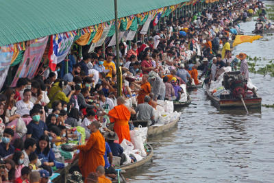 ประเพณีตักบาตรพระร้อยทางเรือ ประจำปี 2563 ณ บริเวณท่าน้ำหน้าวัดสุทธาโภชน์ คลองลำปลาทิว