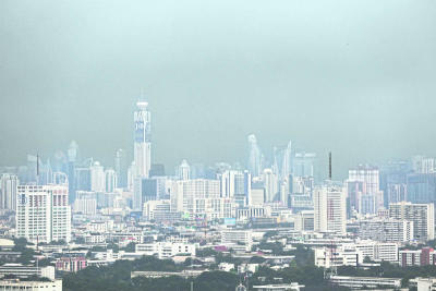บรรยากาศฝนตกบริเวณ ถนน สามเสน และ แม่น้ำเจ้าพระยา ในช่วงเย็น