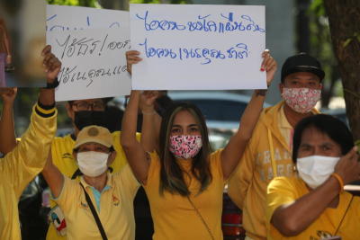 นายธนาธร จึงรุ่งเรืองกิจ ประธานคณะก้าวหน้า เดินทางเข้าพบพนักงานสอบสวน เพื่อรับทราบข้อกล่าวหาคดีอาญาตามผิดมาตรา 151 พ.ร.ป. ว่าด้วยการเลือกตั้ง ส.ส.2561 จากกรณีคณะกรรมการเลือกตั้ง (กกต.) มีมติดำเนินอาญาคดีถือหุ้นสื่อบริษัท วีลัค มีเดีย จำกัด