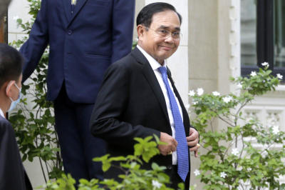 15.00น. นายกรัฐมนตรีเดินออกจากอาคารหลังเป็นประธานการประชุม การแพร่ระบาดของโรคติดเชื้อไวรัสโคโรนา2019 ณ ตึกภักดีบดินทร์ทำเนียบรัฐบาล