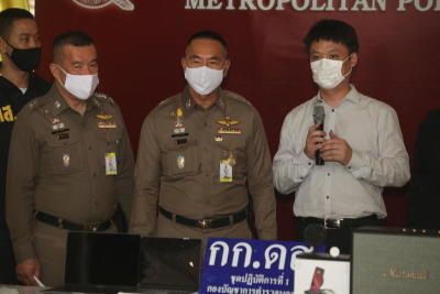 พล.ต.ท.ภัคพงศ์ พงษ์เภตรา ผบช.น. พร้อมด้วย พล.ต.ต.จิรพัฒน์ ภูมิจิตร รอง ผบช.น. และ พ.ต.อ.จิรกฤต จารุนภัทร์ ผกก.ดส. แถลงข่าวการจับกุมคดีลักพาตัวนักธุรกิจชาวจีนในพื้นที่สุขุมวิท