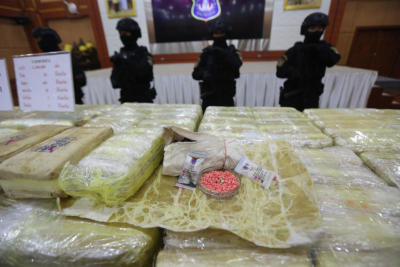 พล.ต.อ.มนู  เมฆหมอก รอง ผบ.ตร.,พล.ต.ท.ชินภัทร สารสิน ผู้ช่วย ผบ.ตร. ร่วมกับ พล.ต.ท.มนตรี ยิ้มแย้ม ผบช.ปส. แถลงผลการจับกุมและสกัดกั้นผู้ค้ายาเสพติดรายสำคัญ ยึดยาบ้า 12,888,000 เม็ด, ไอซ์ 20 กิโลกรัม, กัญชา 605 กิโลกรัม, เคตามีน 10 กิโลกรัม เฮโรอีน2 กิโลกรัม และฝิ่นดิบ จำนวน 4 กิโลกรัม ณ ห้องประชุมพรหมนอก ชั้น 2 กองบัญชาการตำรวจปราบปรามยาเสพติด ถนนวิภาวดีรังสิต กทม.