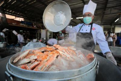 กองทัพเรือ ผบ.ทร.กินอาหารทะเล ที่พระราขวังเดิม พร้อมมอบอาหารทะเลให้หน่วยไปปรุงอาหาร