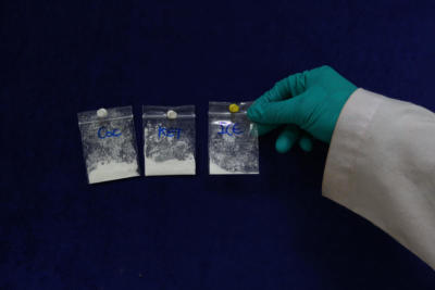 นายวิชัย ไชยมงคล เลขาธิการ ป.ป.ส. และเจ้าหน้าที่เปรียบเทียบความความแตกต่างของ โคเคน เคตามีน และยาไอซ์ ในกรณี เค นมผง ที่ สถาบันวิชาการและตรวจพิสูจน์ยาเสพติด