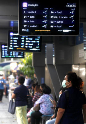 ประชาชนรอรถเมล์โดยสารประจำทางในช่วงเวลาเลิกงานโดยมี smart bus shelter หรือป้ายรถเมล์อัจฉริยะที่จะคอยบอกสายรถโดยสารประจำทาง และ เวลาการมาถึงของรถโดยสารประจำทางบนจอ