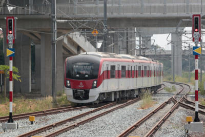 “ศักดิ์สยาม” ลงพื้นที่เช็กความพร้อมรถไฟฟ้าสายสีแดงฝั่งตลิ่งชัน