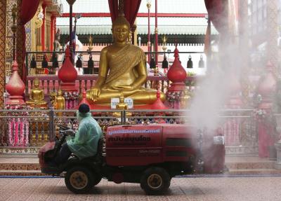 วัดตะเคียนและตลาดน้ำวัดตะเคียนทำการ "พ่นยาฆ่าเชื้อ"
