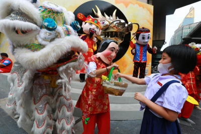 ห้างเซ็นทรัลชิดลมจัดกิจกรรมเสริมมงคล โชว์เชิดสิงโต หน้ามังกรเงิน