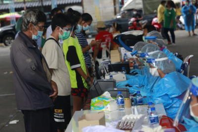 เจ้าหน้าที่สำนักพัฒนาสังคมทำอาหารเเจกจ่ายโรงบาลสนาม