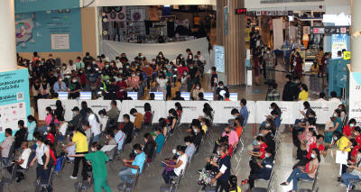 บรรยากาศประชาชนเข้ารับการฉีดวัคซีนโควิด-19 นอกโรงพยาบาล