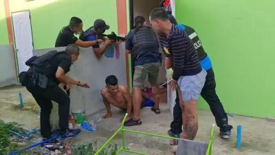 Crime Suppression Division police break into a room in Songkhla's Singha Nakhon district, rescue two hostages and arrest four alleged kidnappers, late Tuesday afternoon.