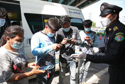 ด่านตรวจร่วมบริเวณใต้สะพานข้ามแยกมหานคร ถนนสุวินทวงศ์ ขาออกป้องกันการเคลื่อนย้ายแรงงานข้ามเขตจังหวัด โดยมีการตรวจวัดไข้ และ ให้สแกนQRโค้ดให้กรอกข้อมูลส่วนตัวและข้อมูลการเดินทาง 
