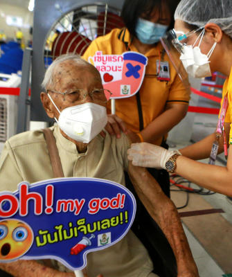 แสวง ขมะสุนทรอายุ 105 ปีฉีดวัคซีน