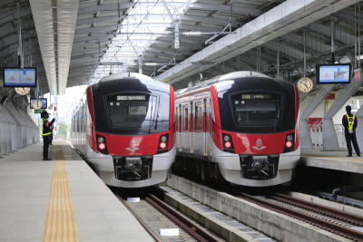 9.45 น.การรถไฟแห่งประเทศไทยเปิดให้ประชาชนทดลองใช้บริการเดินรถโครงการระบบรถไฟชานเมืองสายสีแดง (Soft Opening) ผ่านระบบออนไลน์ ณ สถานีกลางบางซื่อ