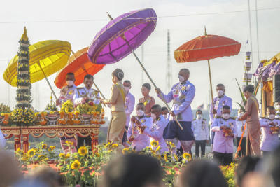 ประชาชนเฝ้ารับเสด็จพระบาทสมเด็จพระเจ้าอยู่หัว ทรงประกอบพิธีววางศิลาฤกษ์แท่นฐานพระบรมราชานุสาวรีย์พระบาทสมเด็จพระบรมชนกาธิเบศร มหาภูมิพลอดุลยเดชมหาราช บรมนาถบพิตร