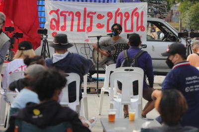 ประชาชนนำโดยกลุ่ม ‘ประชาชนเบียร์’ จัดกิจกรรมบริเวณด้านหน้ารัฐสภา