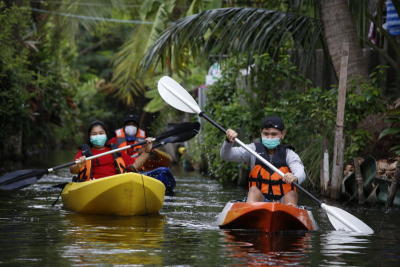 นักท่องเที่ยวพายเรือคายัก