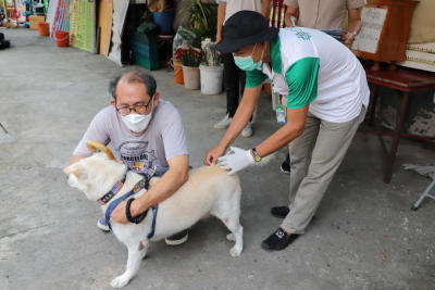 สำนักงานเขตป้อมปราบศัตรูพ่าย จัดหน่วยเคลื่อนที่บริการ ฉีดวัคซีนป้องกันโรคพิษสุนัขบ้าให้สัตว์เลี้ยงฟรี