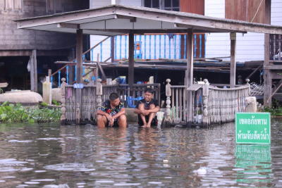 บรรยากาศน้ำท่วมนชุมชนวัดอินทร์ จ.นนทบุรี