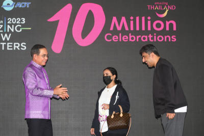 Prayut welcomes 10 millionth tourist with cash prize