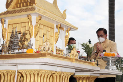 นายกไหว้ศาลพระภูมิทำเนียบรับปีใหม่ก่อนประชุมครม.