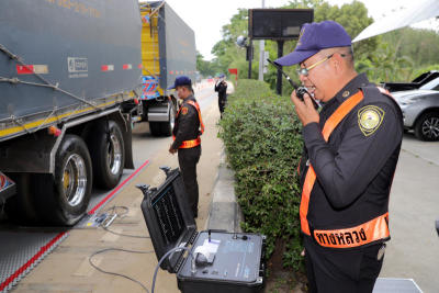 ‘คมนาคม’ พาสื่อลงพื้นที่ด่านชั่งน้ำหนักอยุธยาตรวจสอบ ‘ส่วยสติ๊กเกอร์รถบรรทุก’ ยืนยัน หากพบความเชื่อมโยงถึงเจ้าหน้าที่ พร้อมดำเนินคดีทั้งหมดไม่มีละเว้น มั่นใจ การตีแผ่ข้อมูลจากหลายฝ่าย จะช่วยแก้ไขส่วยสติ๊กเกอร์รถบรรทุกได้ในอนาคต