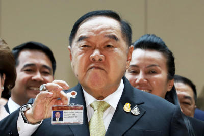General Prawit Wongsuwan / พลเอกประวิตร วงษ์สุวรรณ หัวหน้าพรรคพลังประชารัฐ เดินทางเข้ารายงานตัวเป็น ส.ส. พร้อมทั้งโชว์บัตรให้สื่อดู