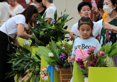 ตักบาตรดอกไม้ ณ วัดราชบพิธ