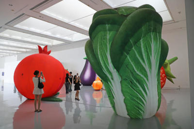 งาน Breathing เป็นผักผลไม้ที่ขยับได้ มีทั้งตอนโตเต็มที่และตอนเหี่ยว บริเวณหน้าหอศิลป์มีดอกบัวยักษ์ที่บานและหุบได้ ศิลปะผักที่สีสันสดใส ในงาน Bangkok Art Biennale 2024 ที่ Bacc หอศิลปวัฒนธรรมแห่งกรุงเทพมหานคร  จัดขึ้นอย่างต่อเนื่องเป็นครั้งที่ 4 โดยในครั้งนี้ได้จัดแสดงผลงานศิลปะร่วมสมัย ภายใต้แนวคิด 