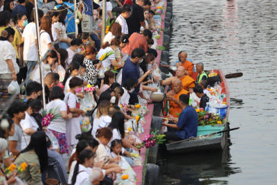Makha Bucha Day - Kwan-Riam Floating Market