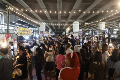 ตลาดใต้สะพานเพลินจิต