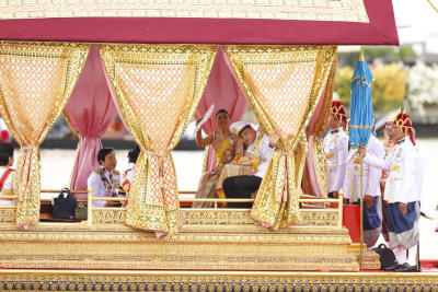 Barge tribute to HM the King as Lent ends