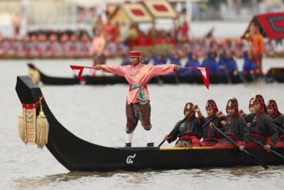 Barge tribute to HM the King as Lent ends