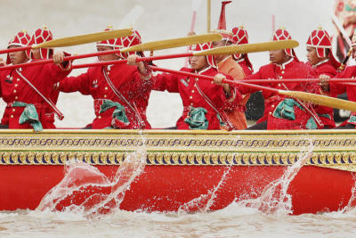 Barge tribute to HM the King as Lent ends