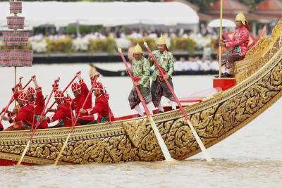 Barge tribute to HM the King as Lent ends