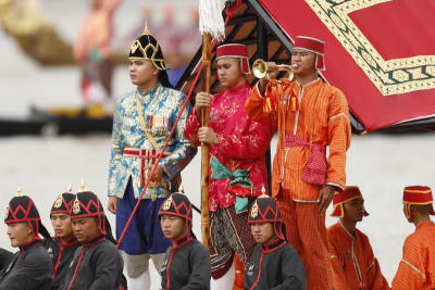 Barge tribute to HM the King as Lent ends