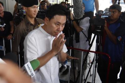 Cops detain celebrity lawyer, wife