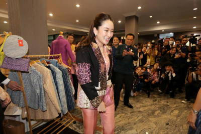 PM. Paetongtarn Shinawatra เลือกซื้อและทดลองสวมใส่ผ้าไหม เชิญชวนคนไทยอุดหนุนสินค้าผ้าไทย พร้อมส่งเสริมข้าราชการใส่ผ้าไทยร่วมงาน Silk Festival 2024 28 พฤศจิกายน – 2 ธันวาคม 2567 ณ เมืองทองธานี