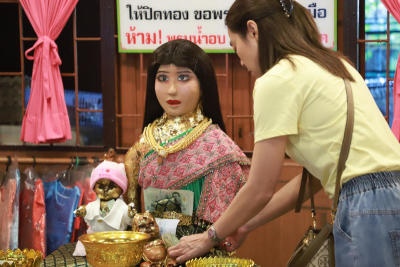 แต่งหน้าปรับโฉมให้กับหุ่นแม่นาค