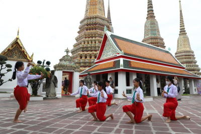 น้องๆนักเรียนศนูย์ศึกษาพระพุทธศาสนาวันอาทิตย์ วัดพระเชตุพน ขณะฝึกซ้อมการแสดงรำในงานเปิดสระจระเข้