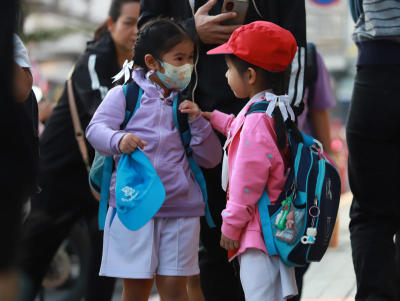 นักเรียนสวมเสื้อกันหนาว