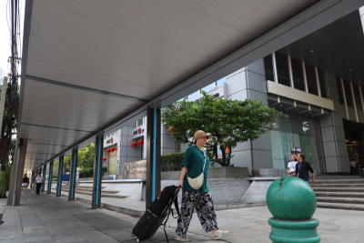 โครงการทางเดินเท้าแบบมีหลังคาคลุม (Covered walkway) บริเวณถนนสาทรใต้
