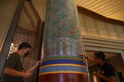 การบูรณะงานจิตรกรรมผลงานท่านกูฏกลางล็อบบี้โรงแรมดุสิตธานี กรุงเทพ