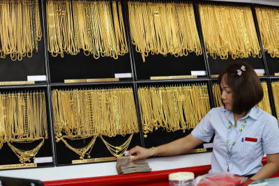 Gold prospers amid trade war havoc and weak dollar
